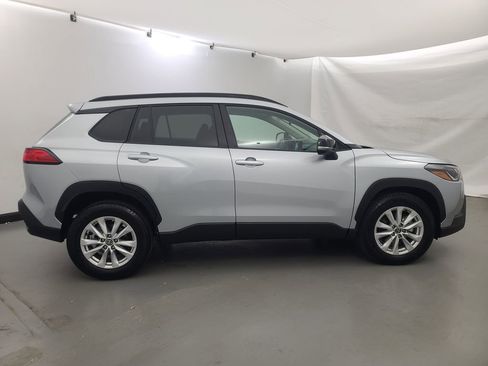 Used 2025 Toyota Corolla Cross LE image 3