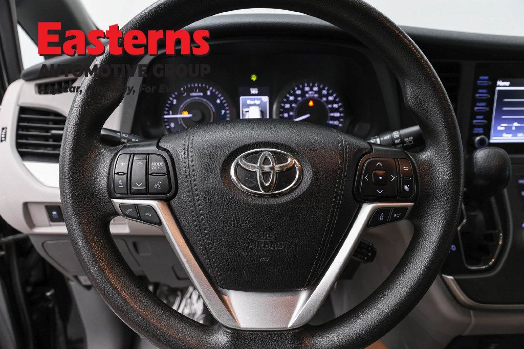 Used 2020 Toyota Sienna L FWD image 11