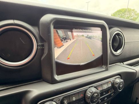 Used 2022 Jeep Wrangler Unlimited Sahara w/ Cold Weather Group AWD/4WD image 23