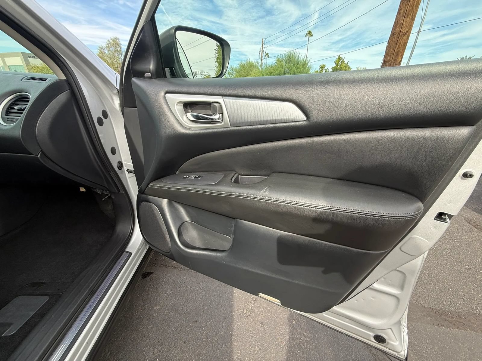 Used 2019 Nissan Pathfinder SL AWD/4WD image 16