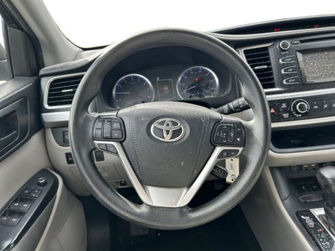 Used 2019 Toyota Highlander LE w/ Carpet Mat Package (TMS) FWD image 13