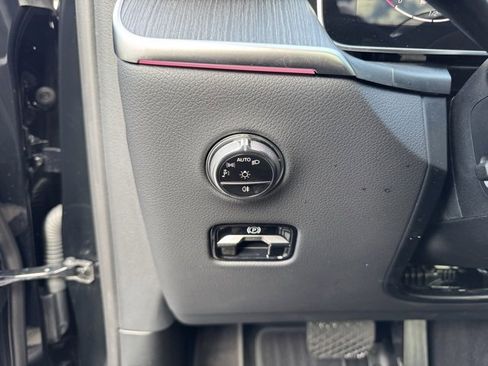 Used 2025 Mercedes-Benz GLC 300 4MATIC image 23