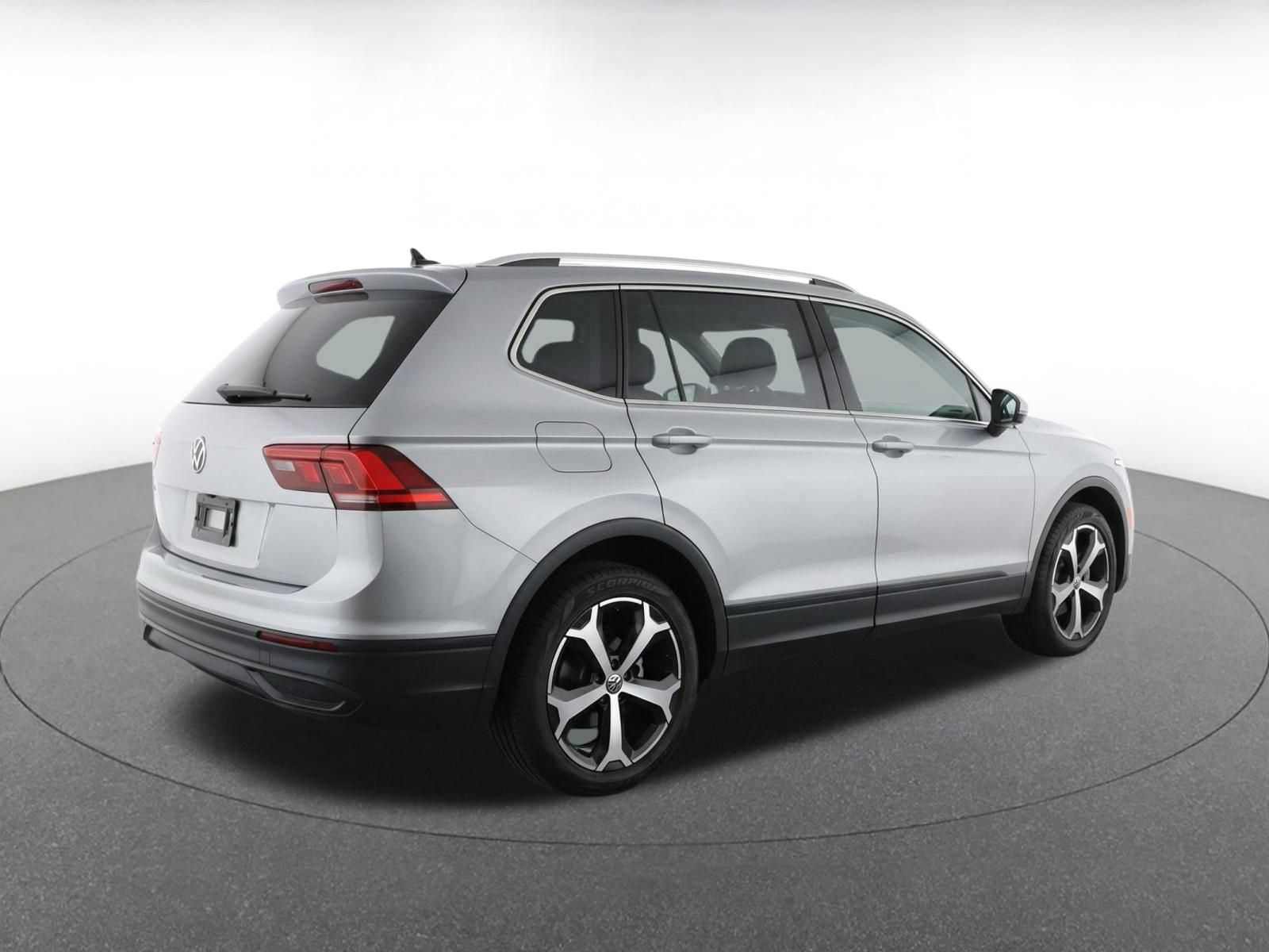 Used 2026 Volkswagen Tiguan SE AWD/4WD image 8