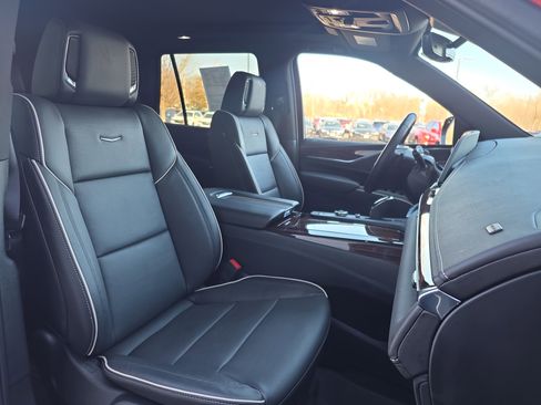 Used 2024 Cadillac Escalade Premium Luxury w/ Performance Package image 32