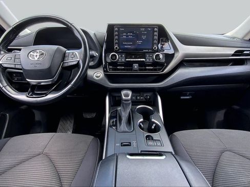 Used 2021 Toyota Highlander LE FWD image 15