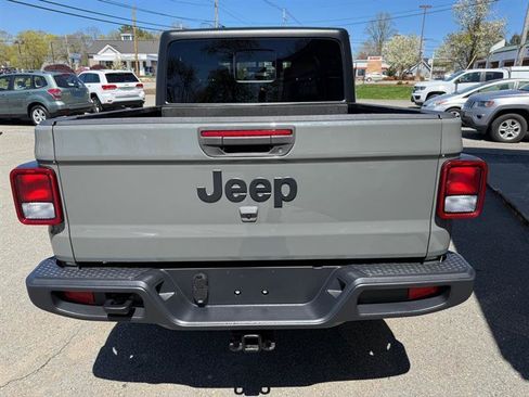 Used 2022 Jeep Gladiator Sport AWD/4WD image 3