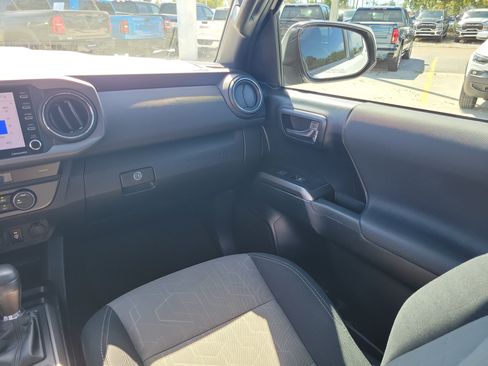 Used 2022 Toyota Tacoma TRD Sport w/ Technology Package AWD/4WD image 17