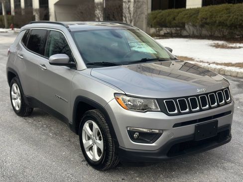 Used 2017 Jeep Compass Latitude image 2
