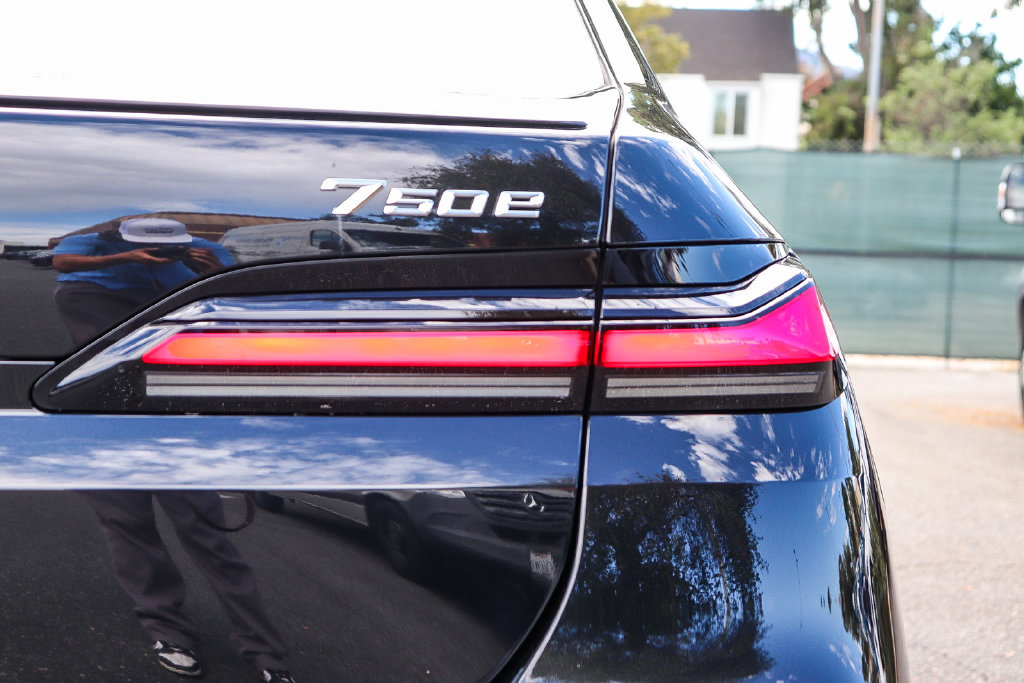 Used 2026 BMW 750e xDrive AWD/4WD image 7