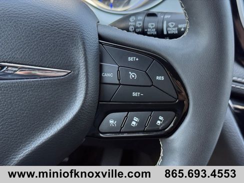 Used 2025 Chrysler Pacifica Limited FWD image 23