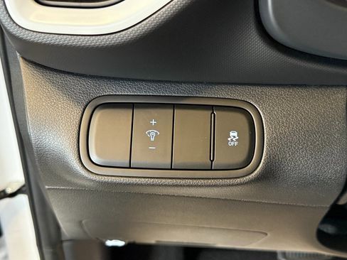 Used 2025 Hyundai Venue Limited image 17