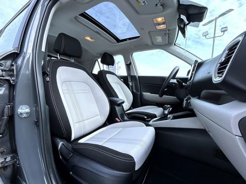 Used 2025 Hyundai Venue SEL image 15