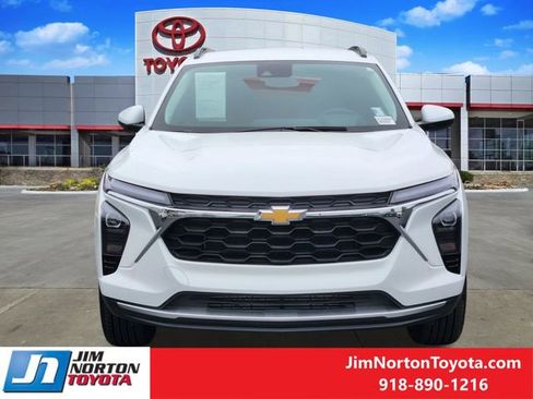 Used 2025 Chevrolet Trax LT w/ Driver Confidence Package FWD image 2