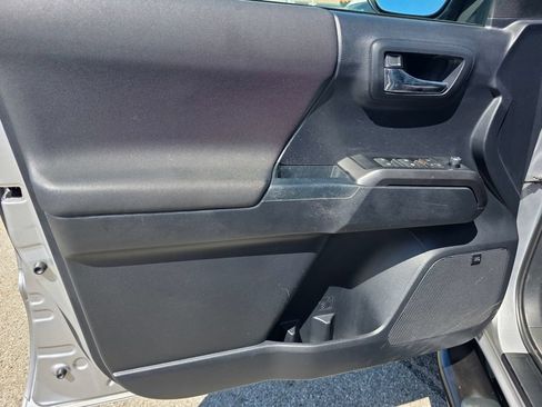 Used 2017 Toyota Tacoma TRD Off-Road AWD/4WD image 13