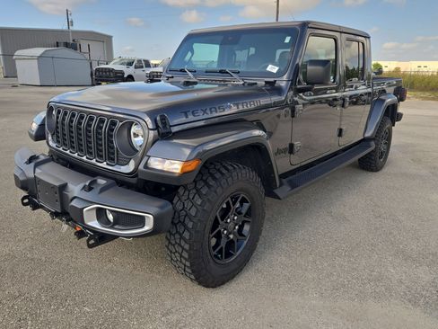 Used 2025 Jeep Gladiator Sport AWD/4WD image 7