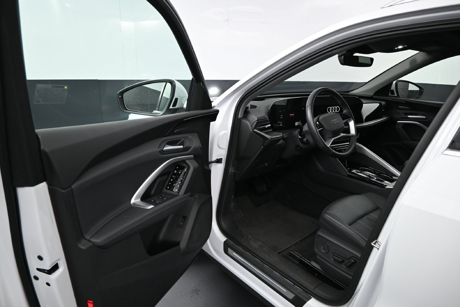 Used 2025 Audi Q5 Premium Plus w/ Premium Plus AWD/4WD image 5
