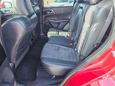 Used 2025 Mitsubishi Outlander SE image 26