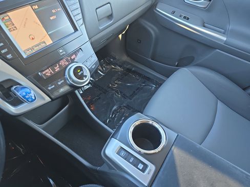 Used 2014 Toyota Prius V Five image 21