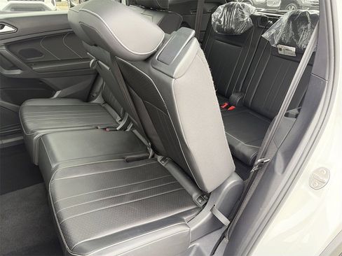 Used 2022 Volkswagen Tiguan SE R-Line image 5