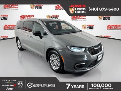 Used 2025 Chrysler Pacifica Select
