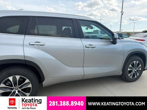 Used 2025 Toyota Highlander XLE FWD image 2