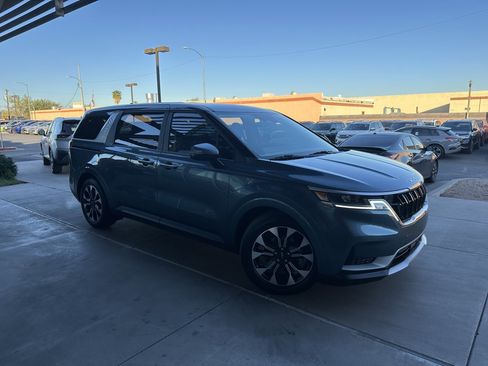 Used 2024 Kia Carnival EX image 5