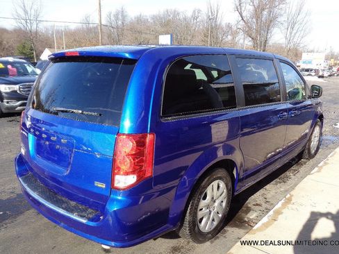 Used 2018 Dodge Grand Caravan SE image 3