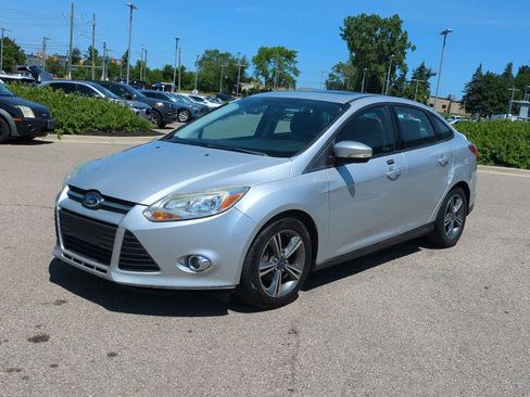 Used 2014 Ford Focus SE w/ SE Sport Package image 4