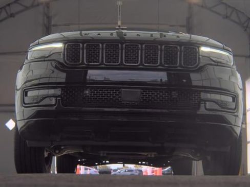 Certified 2025 Jeep Wagoneer Series II w/ Premium Group I AWD/4WD image 3