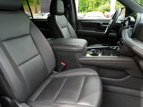Used 2025 Chevrolet Suburban LT AWD/4WD image 22