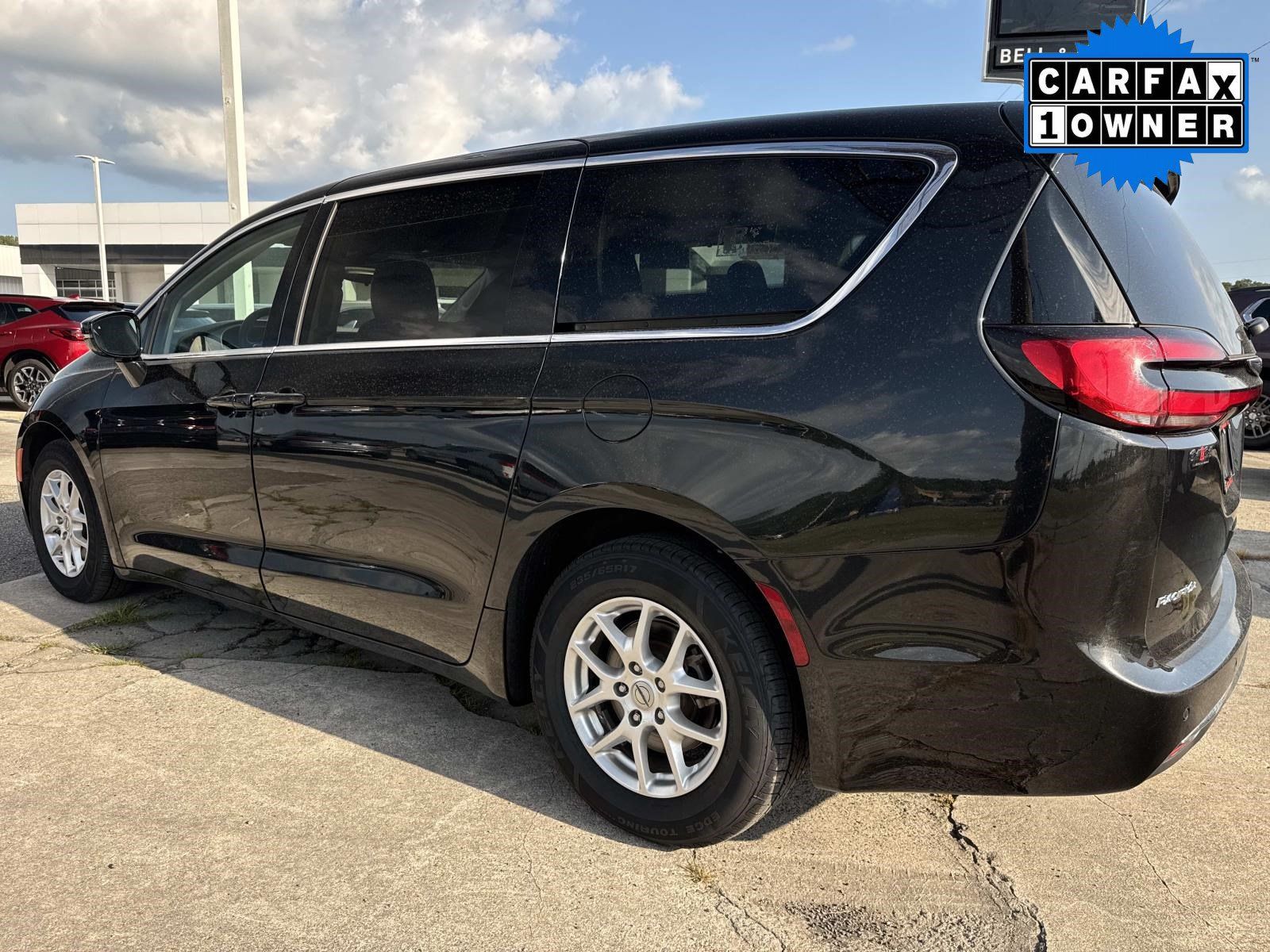 Used 2024 Chrysler Pacifica Touring-L FWD image 6