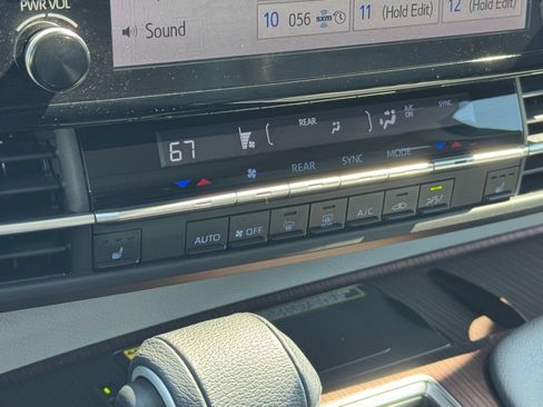 Used 2022 Toyota Sienna XLE AWD/4WD image 5
