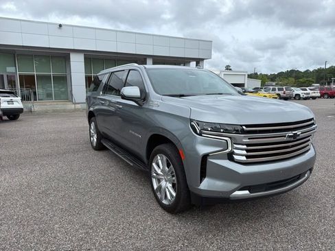 Used 2023 Chevrolet Suburban High Country RWD image 3