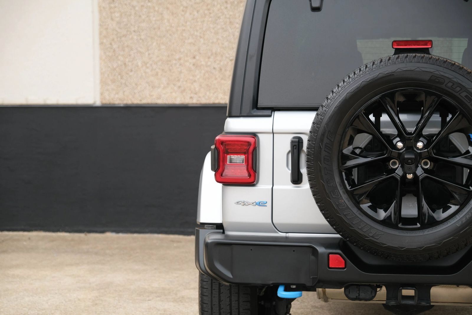 Used 2023 Jeep Wrangler Unlimited Sahara AWD/4WD image 17
