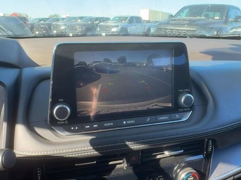 Used 2022 Nissan Rogue SV AWD/4WD image 17