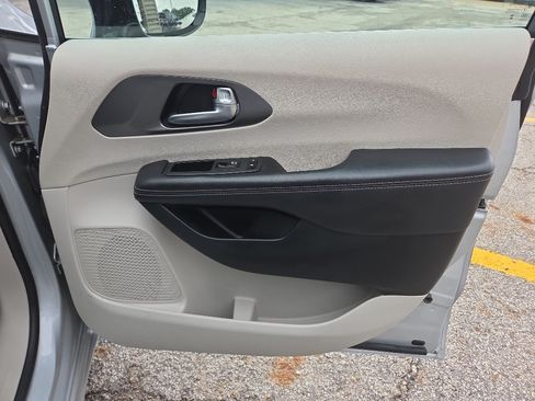 Used 2024 Chrysler Pacifica Touring-L FWD image 13