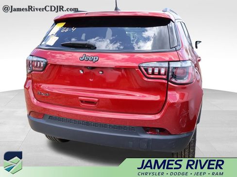 Used 2025 Jeep Compass Latitude w/ Altitude Special Edition AWD/4WD image 14
