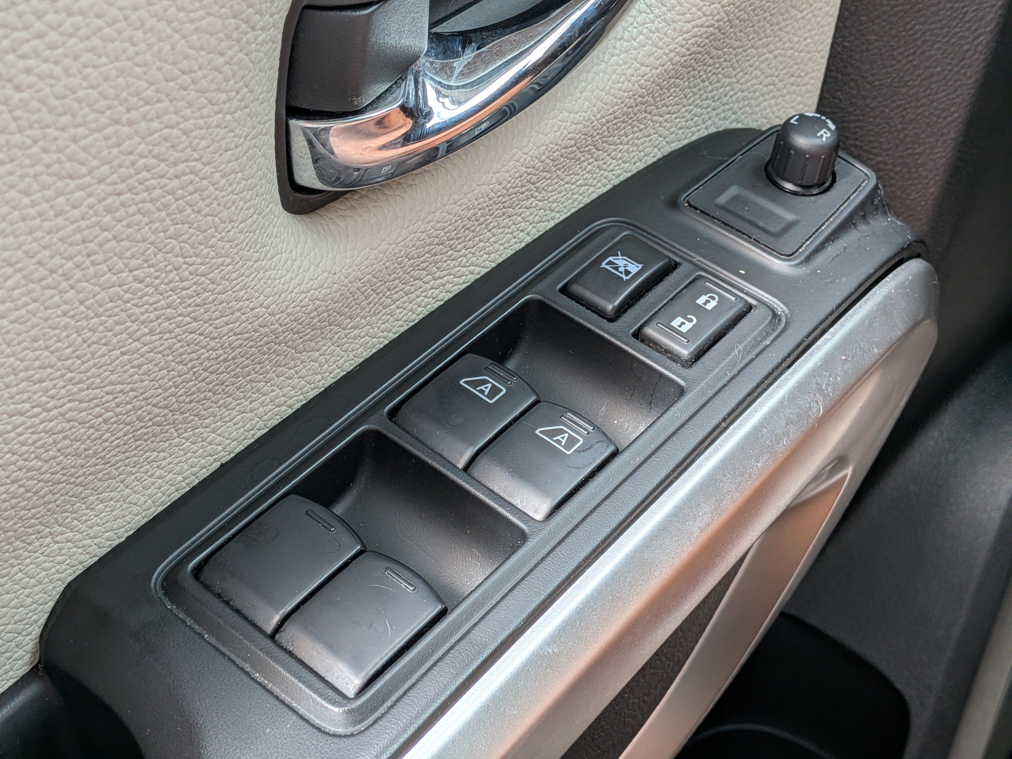 Used 2024 Nissan Titan SV w/ SV Convenience Package RWD image 22