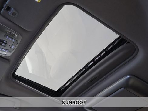 Used 2022 Toyota Sienna Limited image 4