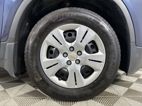 Used 2018 Chevrolet Trax LS w/ LPO, Protection Package FWD image 9