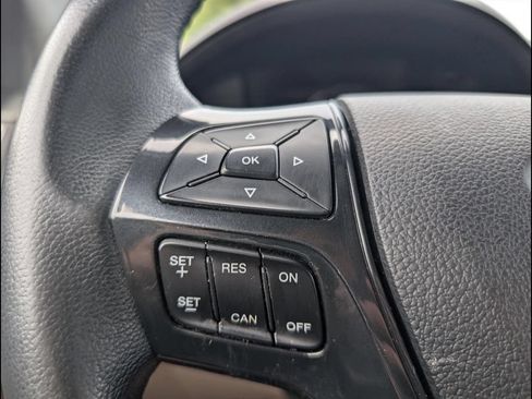 Used 2018 Ford Explorer XLT w/ Equipment Group 202A FWD image 14