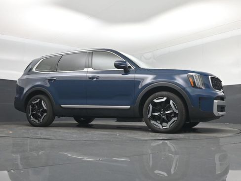 Certified 2024 Kia Telluride EX w/ EX Captain's Chair Package FWD image 32
