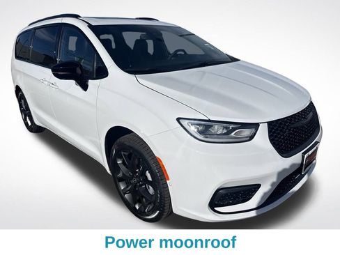 New 2026 Chrysler Pacifica Limited image 8