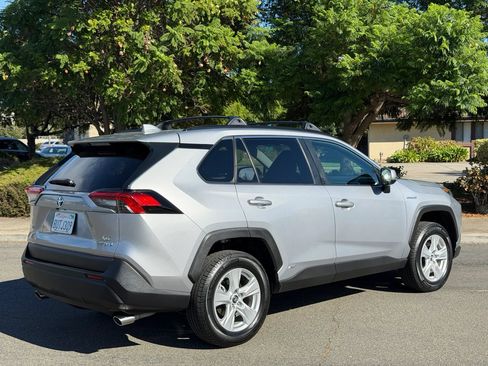 Used 2021 Toyota RAV4 XLE AWD/4WD image 5