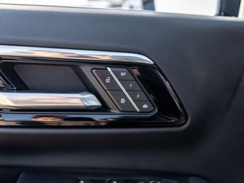 Used 2025 Chevrolet Suburban High Country AWD/4WD image 19