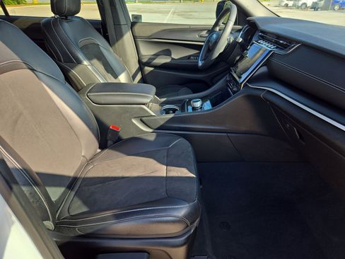 Used 2025 Jeep Grand Cherokee L Altitude RWD image 32