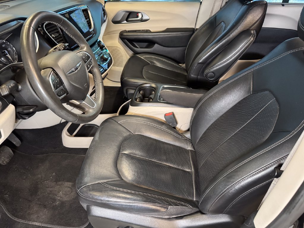 Used 2022 Chrysler Pacifica Touring-L FWD image 19