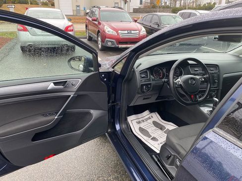 Used 2018 Volkswagen Golf S image 10