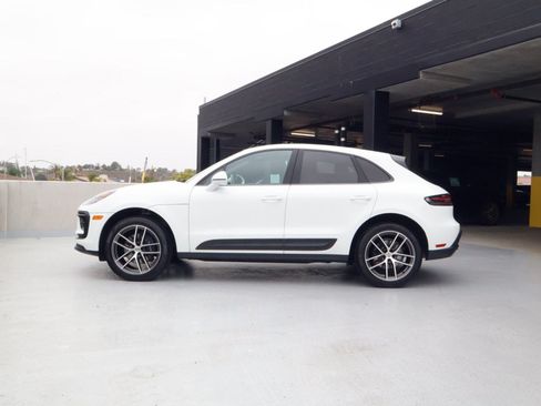 Certified 2025 Porsche Macan AWD/4WD image 2