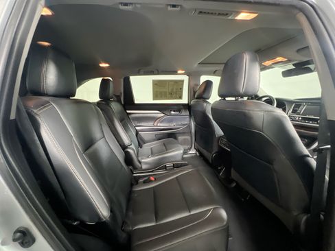 Used 2019 Toyota Highlander XLE FWD image 33